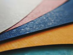 Feines Papier zu einem eigenen Buch binden