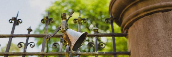 Glocke im Garten der Communauté Vierge des Pauvres | © Christina Sobiraj