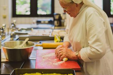 Schwester M. Roselind in der Klosterküche | © Christian Sobiraj