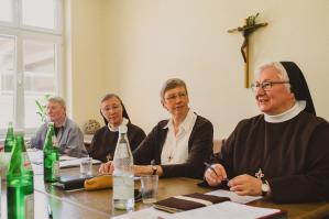 Schwestern im Gespräch