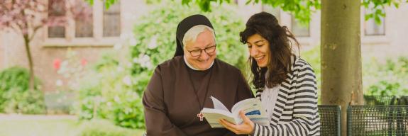 Schwester M. Martha Kruszynski im Gespräch mit einer Studentin | © Christina Sobiraj