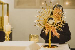 Sr. M. Irene bei der Aussetzung des Allerheiligsten | © Christina Sobiraj