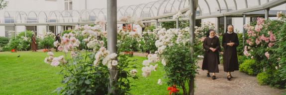 Schwestern im Rundgang des Mutterhauses | © Christina Sobiraj